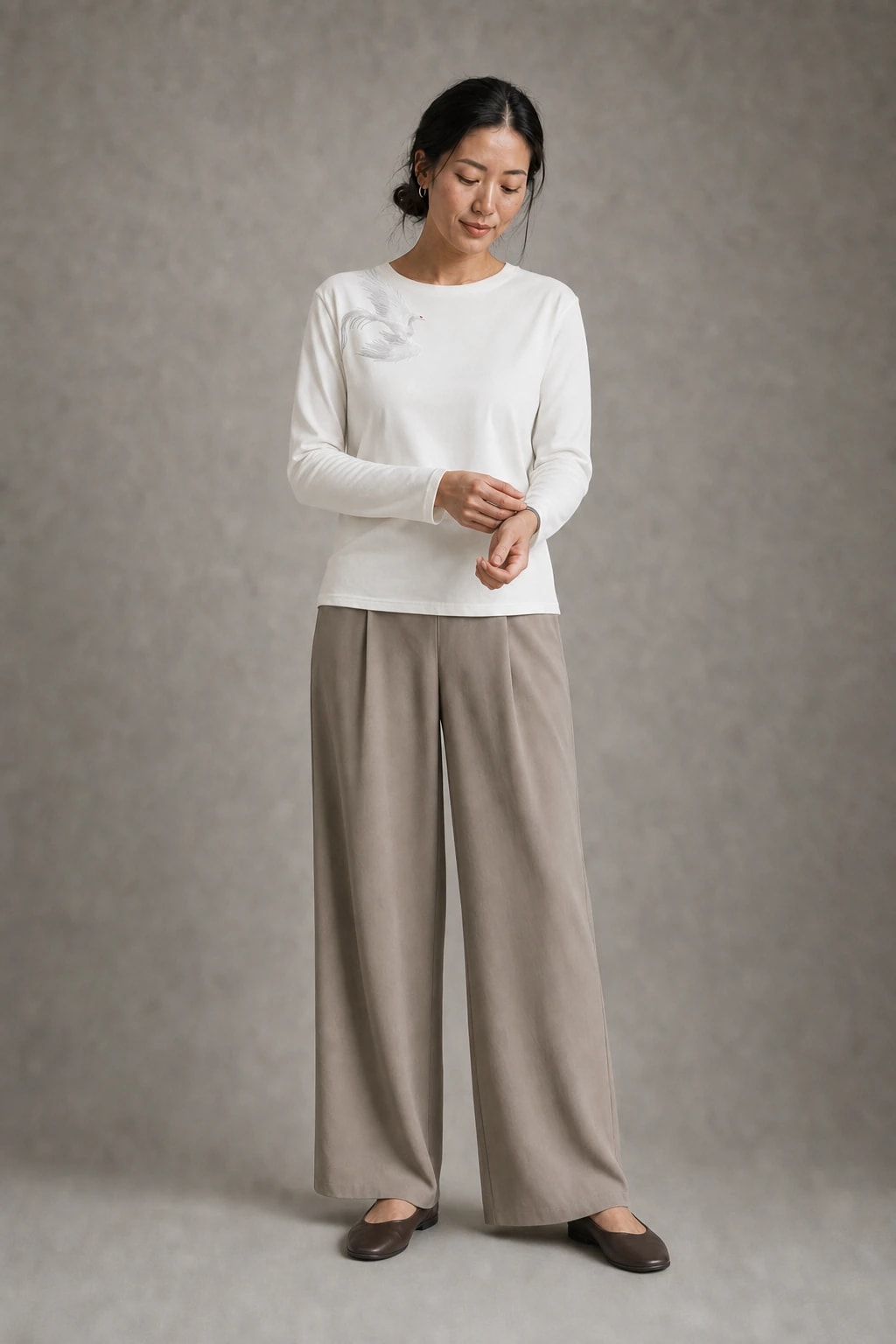 小圆领刺绣打底T